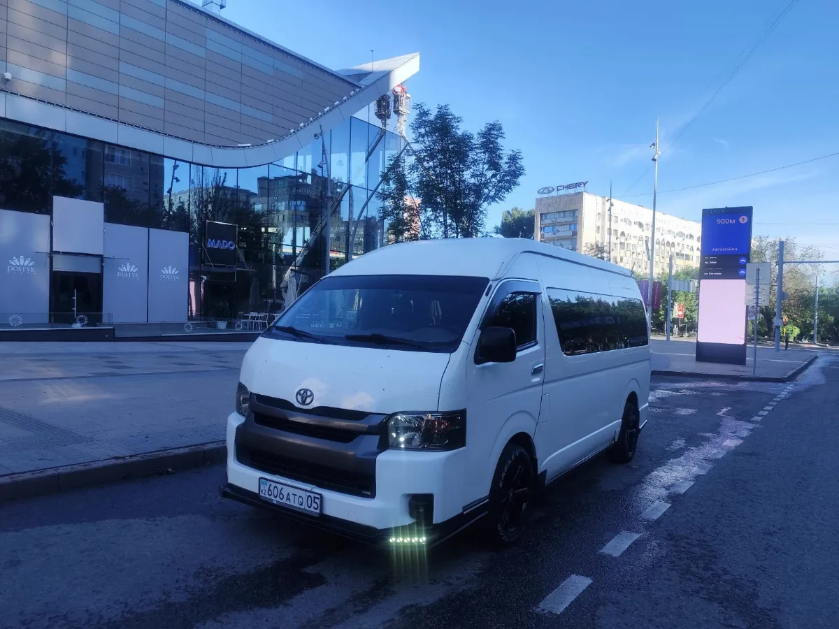 Toyota Hiace для групповых перевозок